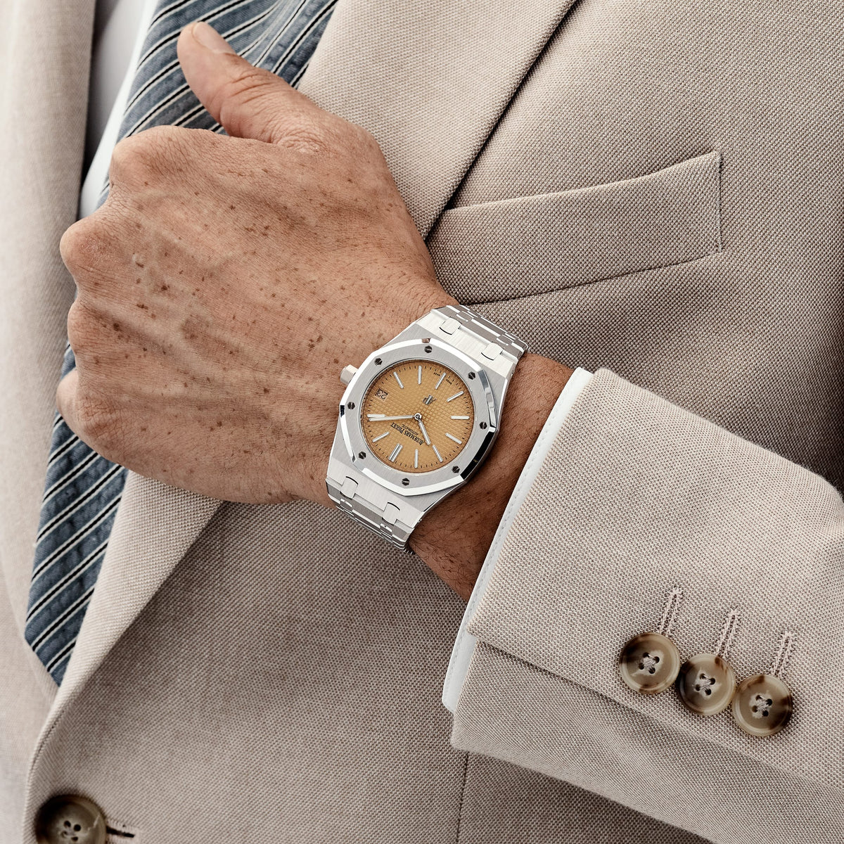 Audemars Piguet Royal Oak 15202BC.OO.1240BC.01 'Jumbo' Extra-Thin White Gold Salmon Dial (2019)