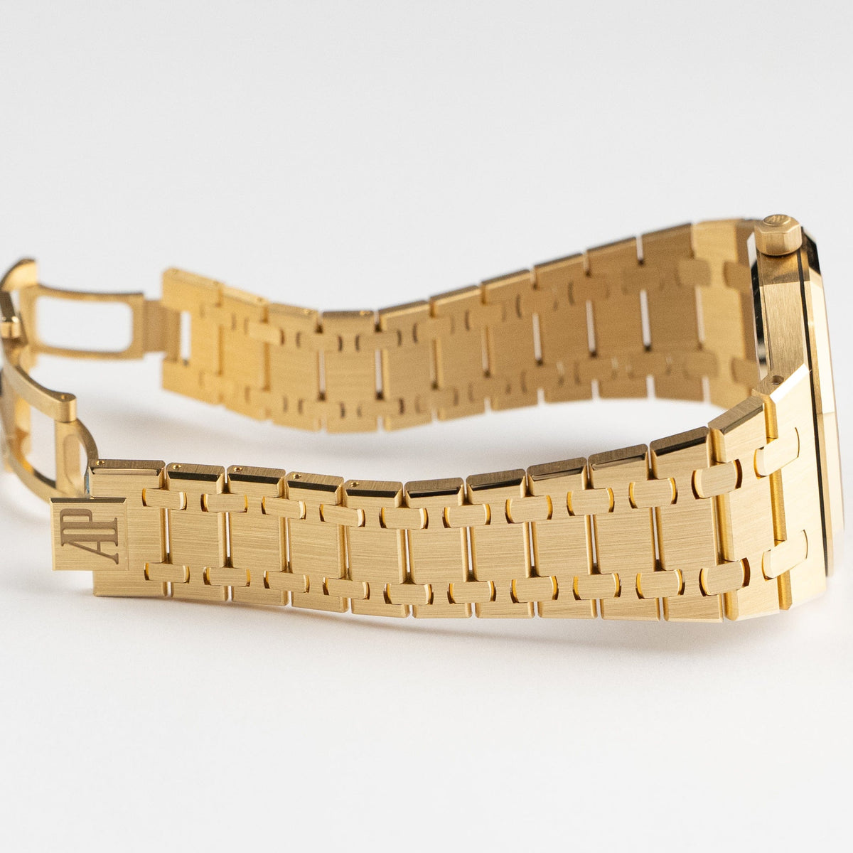 Audemars Piguet Royal Oak 16202BA.OO.1240BA.02 'Jumbo' Extra-Thin Yellow Gold (2025)