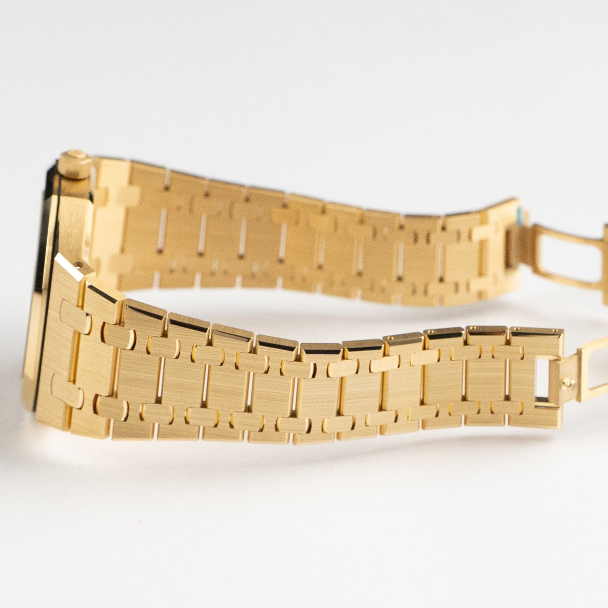 Audemars Piguet Royal Oak 16202BA.OO.1240BA.02 'Jumbo' Extra-Thin Yellow Gold (2025)