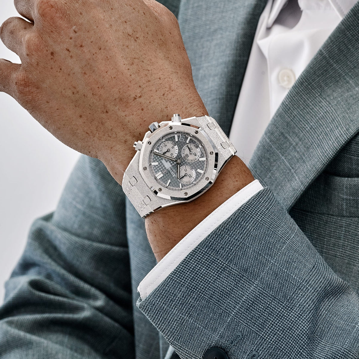 Audemars Piguet Royal Oak 26239BC.GG.1224BC.01 Chronograph Frosted White Gold Limited Edition of 200 (2021)