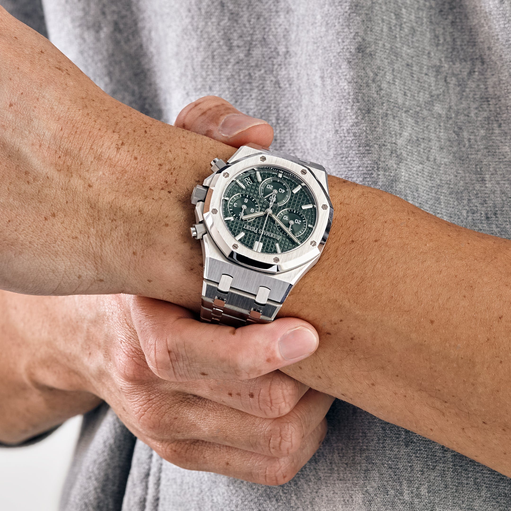 Audemars Piguet Royal Oak 26240ST.OO.1320ST.04 Selfwinding Chronograph '50th Anniversary' Stainless Steel Khaki Green Dial (2022)