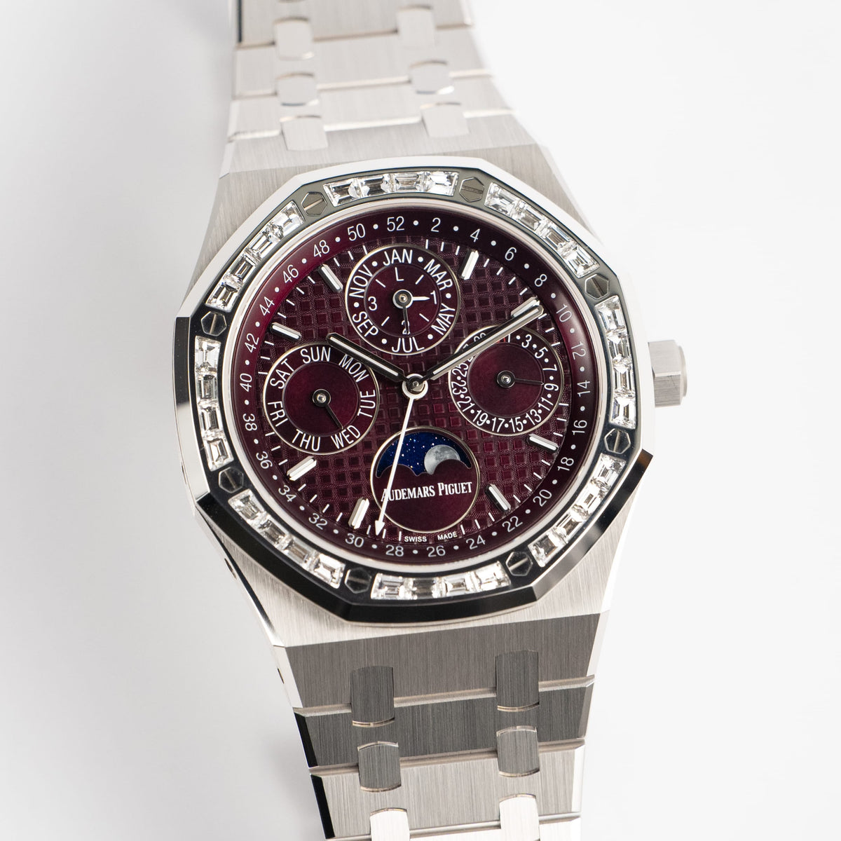 Audemars Piguet Royal Oak Perpetual Calendar 26598BC.ZZ.1220BC.01 'Qatar Edition' White Gold Burgundy Dial Diamond Bezel (2025)