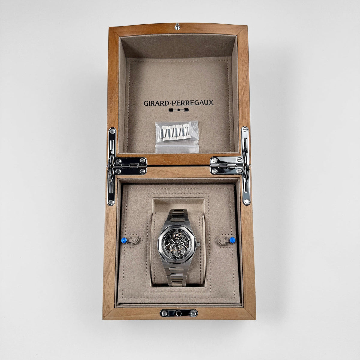 Girard Perregaux Laureato Skeleton 81015-11-001-11A Stainless Steel
