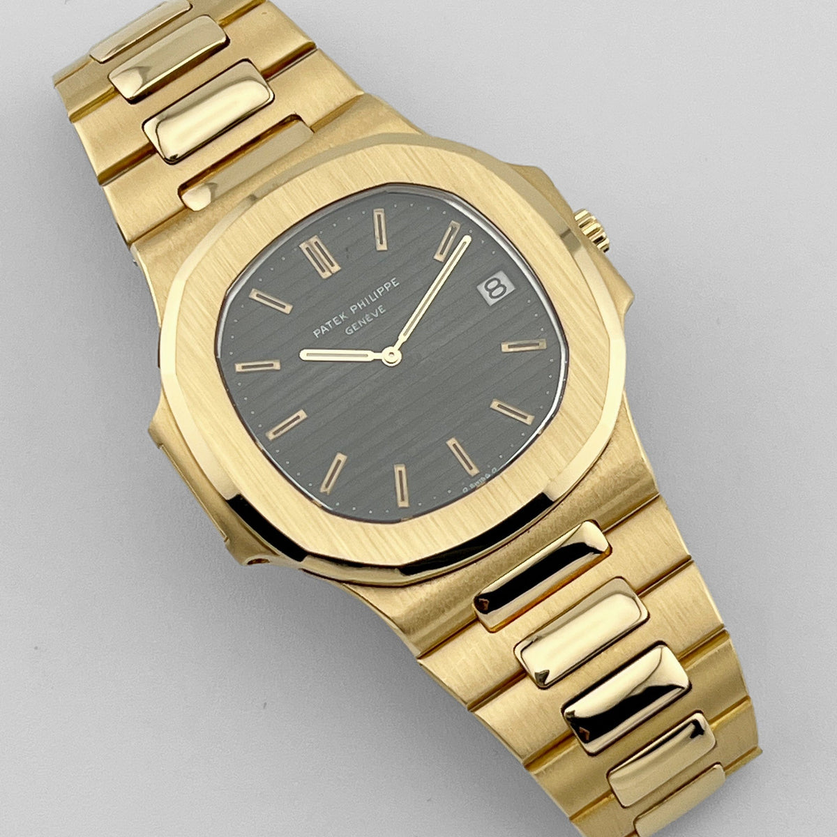 Patek Philippe Nautilus 3700/11 Vintage Yellow Gold Black Ribbed Dial (1983)